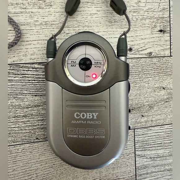 Vintage Coby am/fm portable radio w/strap (DOES NOT INCLUDE HEADPHONES) - Picture 3 of 6